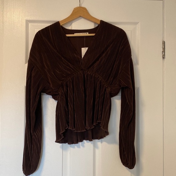 Abercrombie & Fitch Long sleeve easy waist satin top. Size xs. NWT - Picture 2 of 4